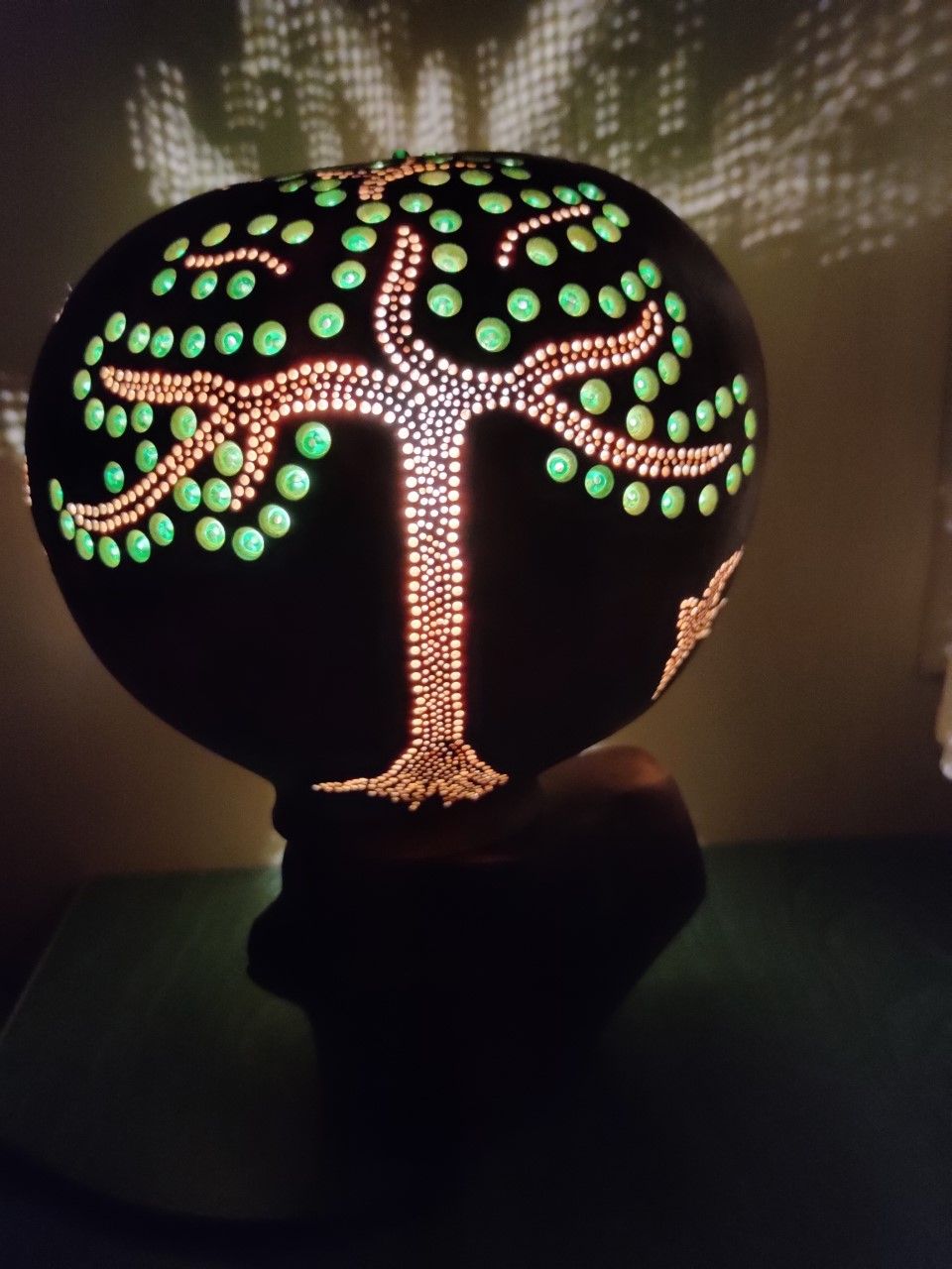 lampara arbol de la vida artesanal tallada en calabaza