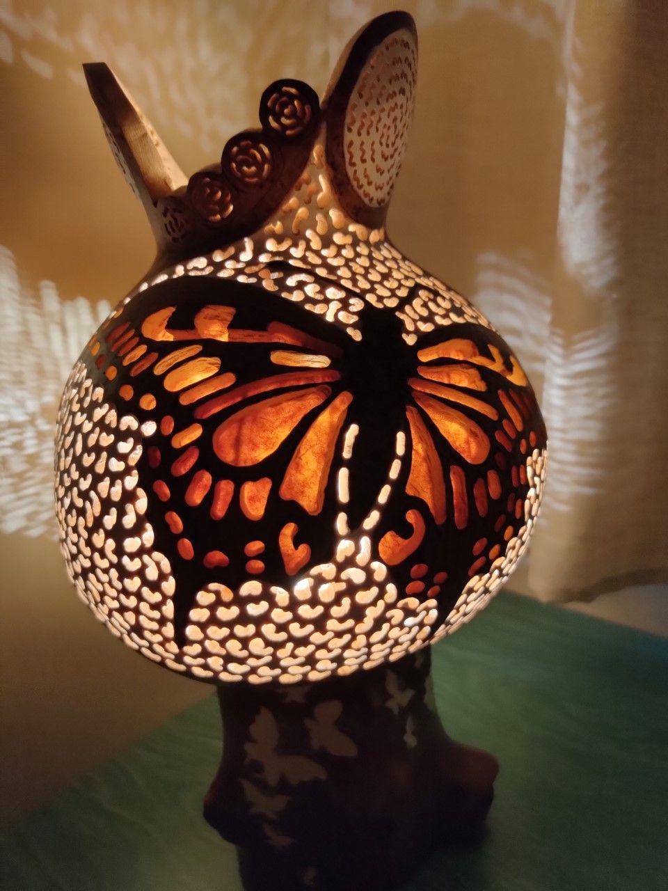 lampara mariposa artesanal tallada en calabaza