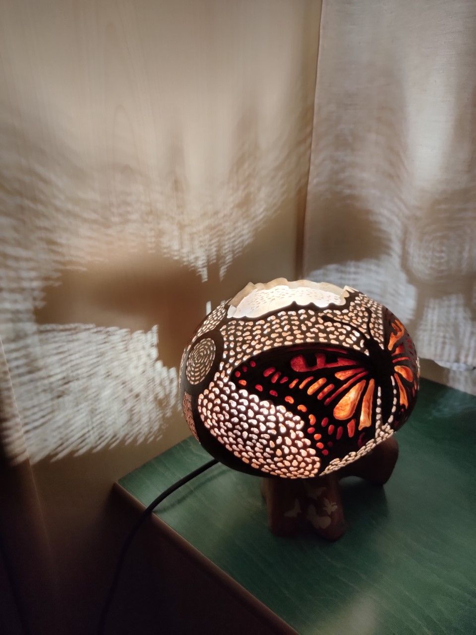 lampara mariposa artesanal tallada en calabaza