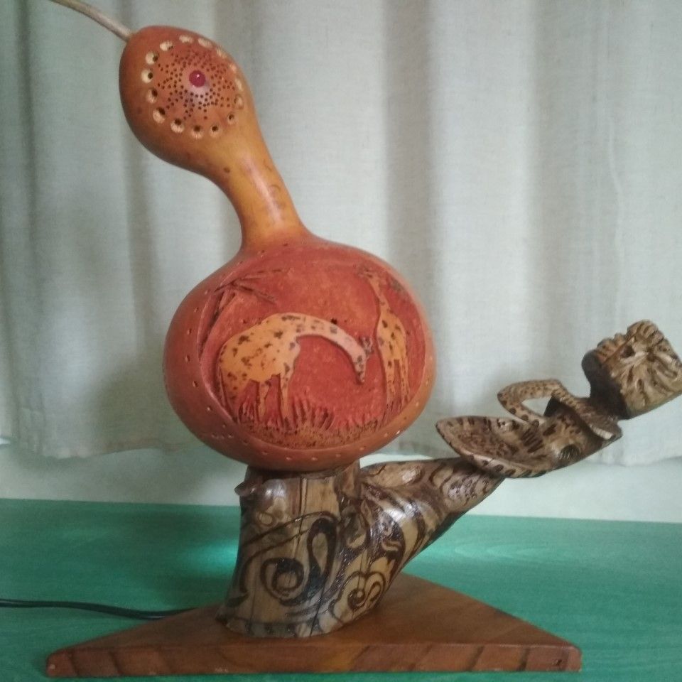 lampara jirafa artesanal tallada en calabaza