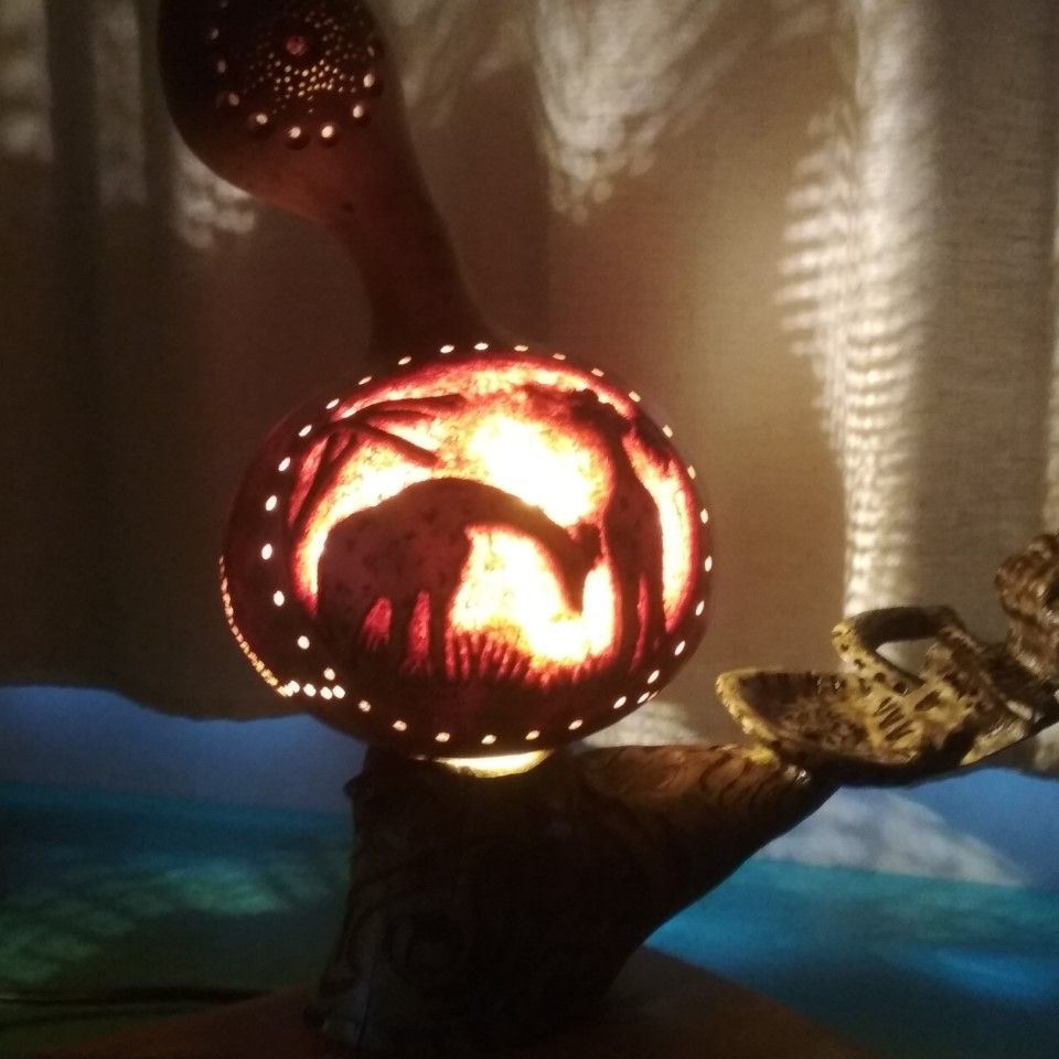 lampara jirafa artesanal tallada en calabaza