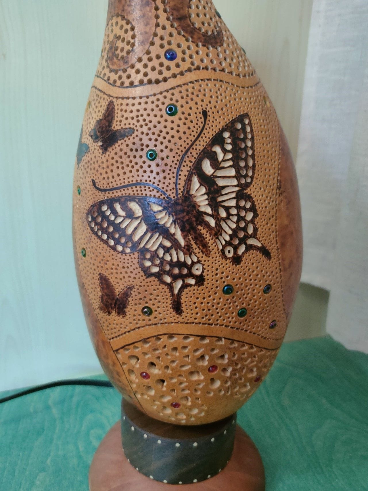 lampara mariposa artesanal tallada en calabaza