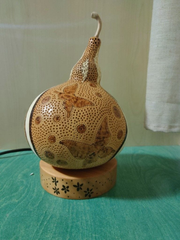 lampara mariposa artesanal tallada en calabaza