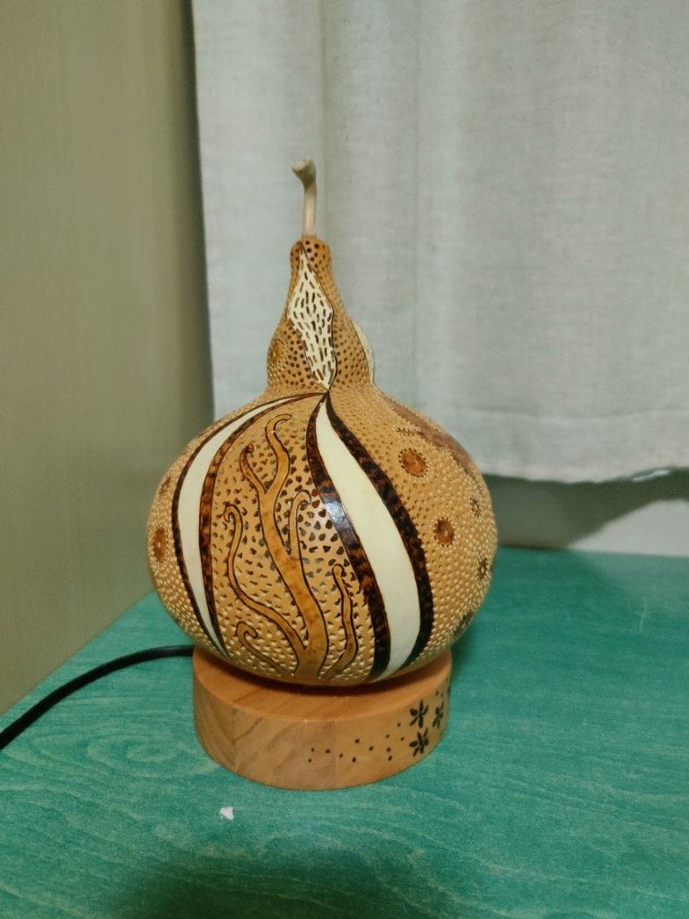 lampara mariposa artesanal tallada en calabaza