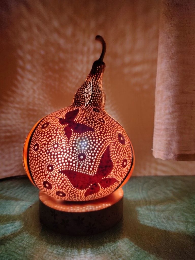 lampara mariposa artesanal tallada en calabaza