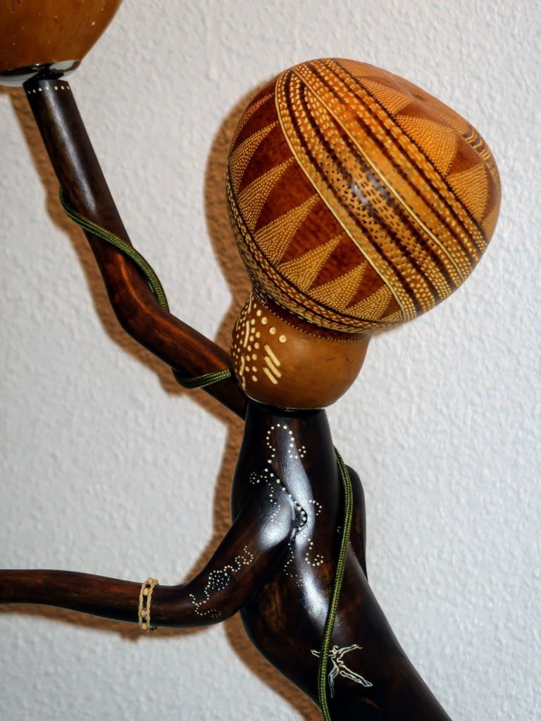 lampara bailarin africano tallada en calabaza