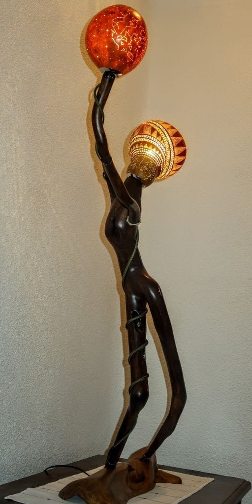 lampara bailarin africano tallada en calabaza