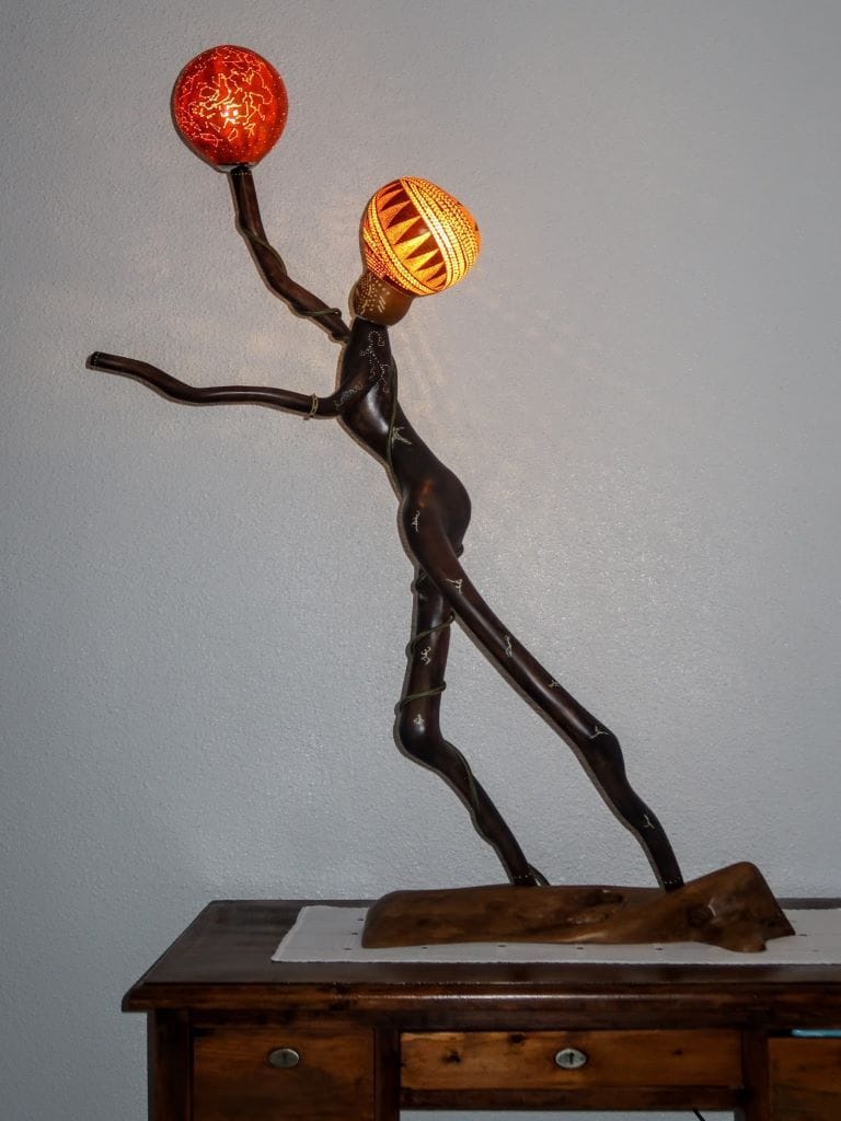 lampara bailarin africano tallada en calabaza