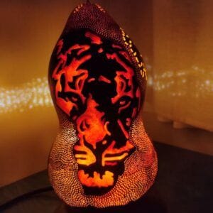 lampara tigre artesanal tallada en calabaza