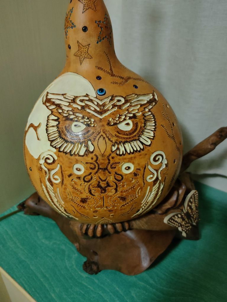 lampara buho artesanal tallada en calabaza
