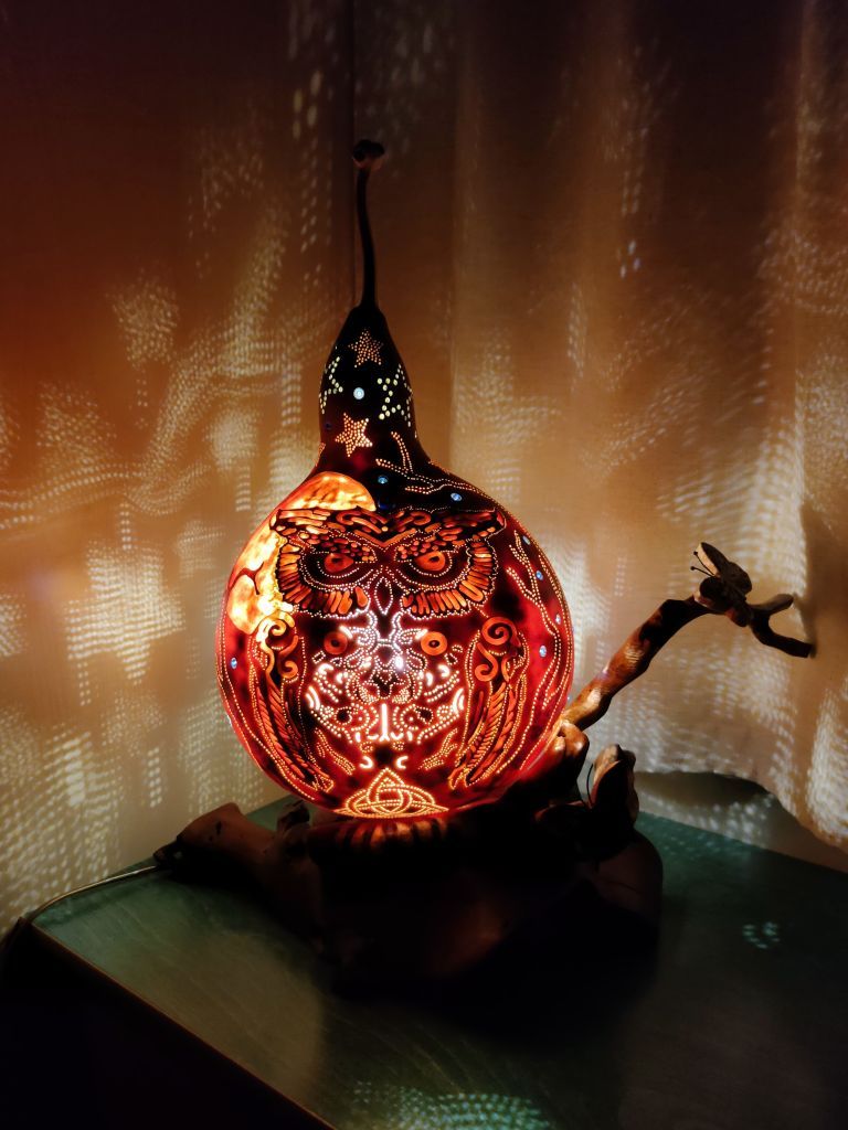 lampara buho artesanal tallada en calabaza
