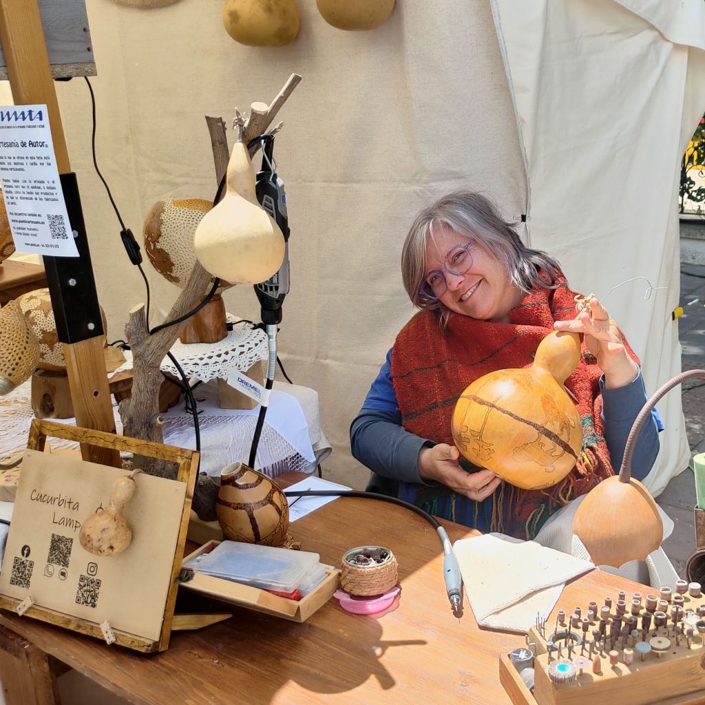 Artesana-Maria-Jose-con-sus-creaciones