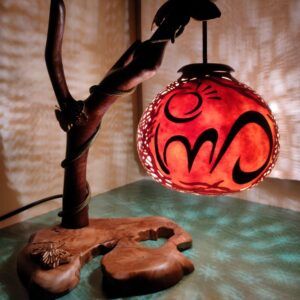 colgante artesanal de calabaza con simbolos tallados