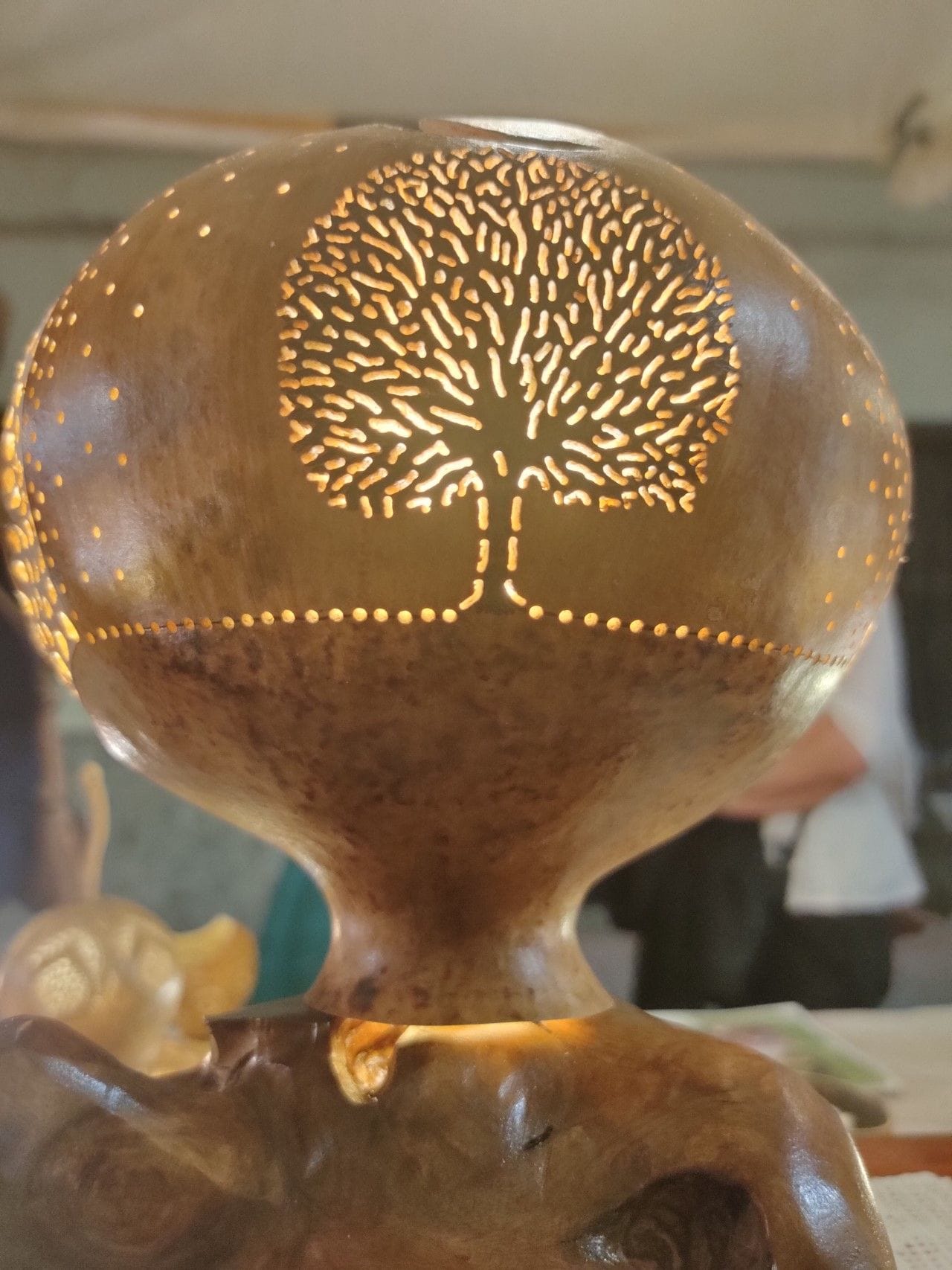 lampara arbol de la vida artesanal tallada en calabaza