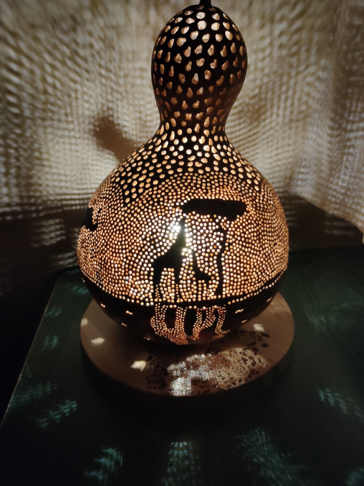 lampara atardecer africano tallada en calabaza