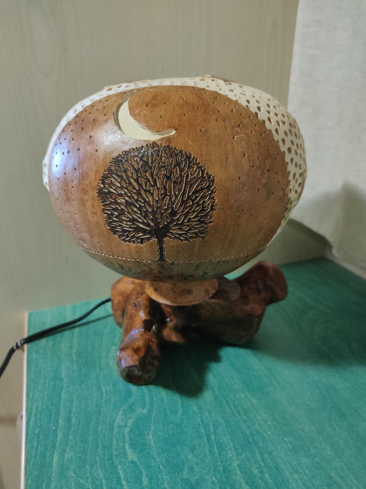 lampara arbol de la vida artesanal tallada en calabaza