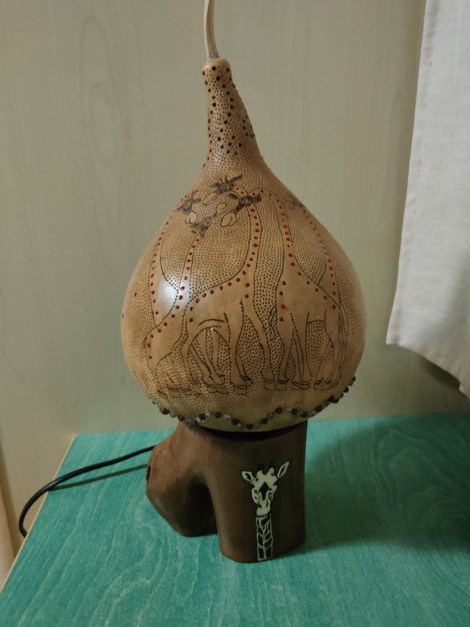 lampara jirafa artesanal tallada en calabaza