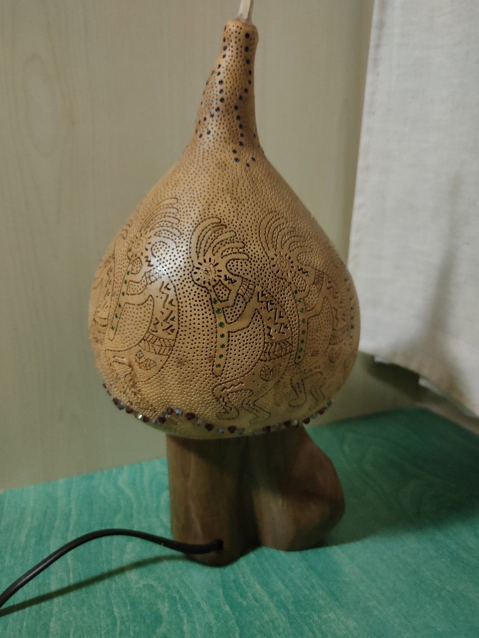 lampara jirafa artesanal tallada en calabaza