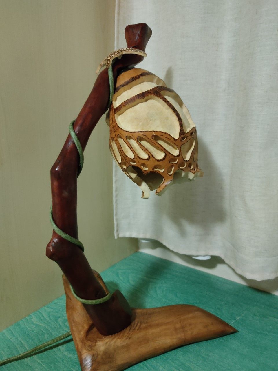 lampara metamorfosis artesanal tallada en calabaza