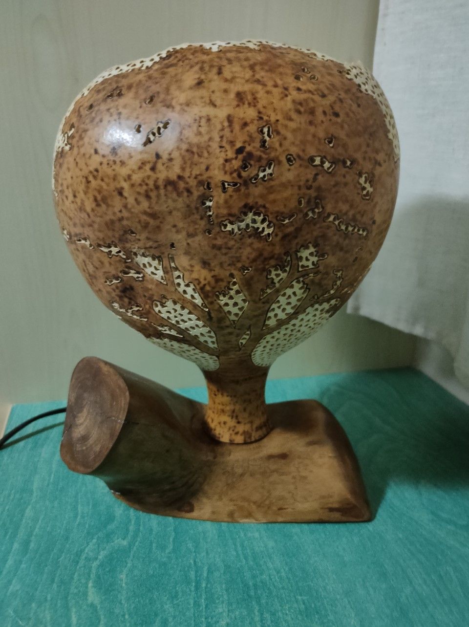 lampara artesanal de arbol tallado