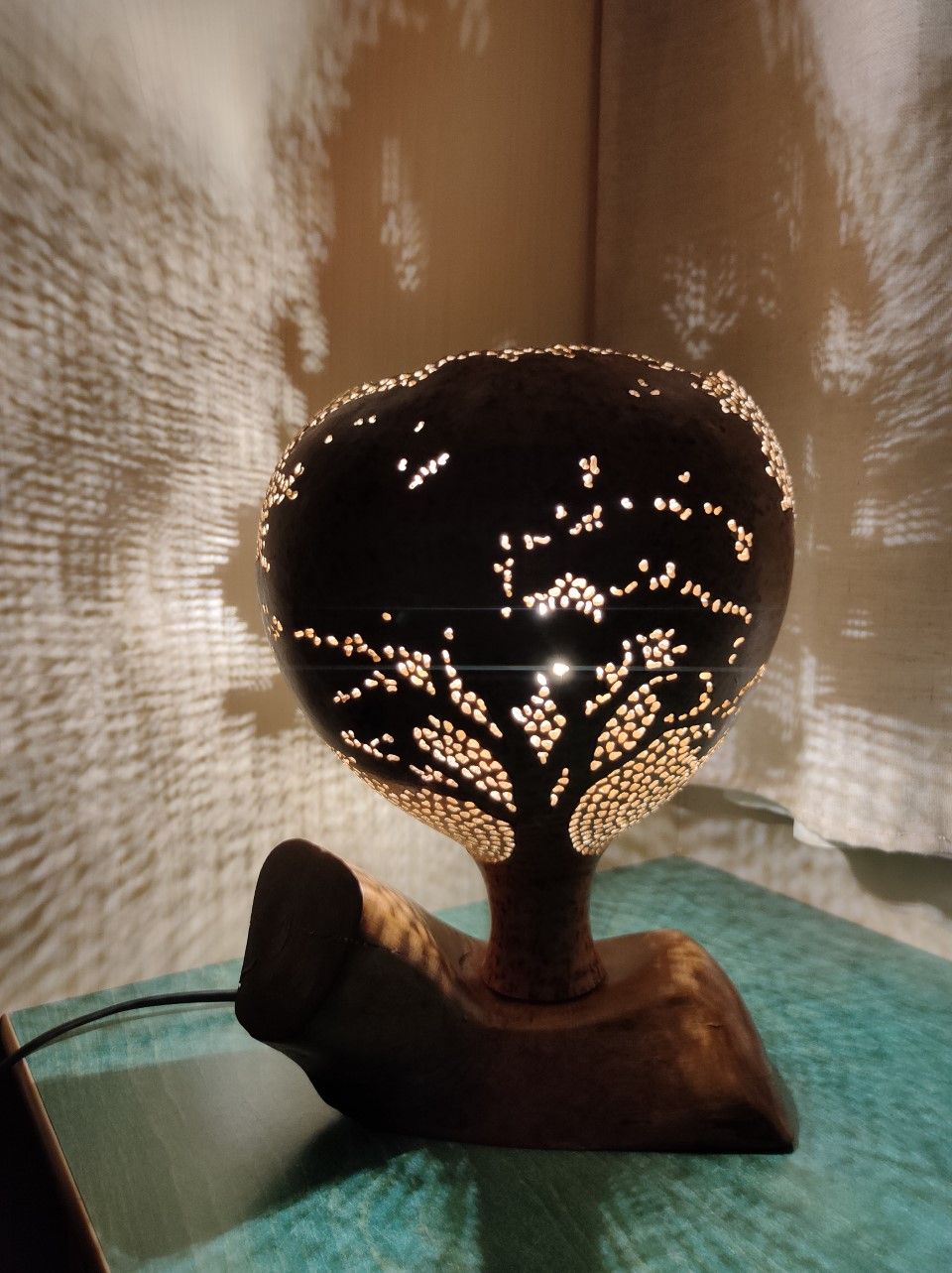 lampara artesanal de arbol tallado
