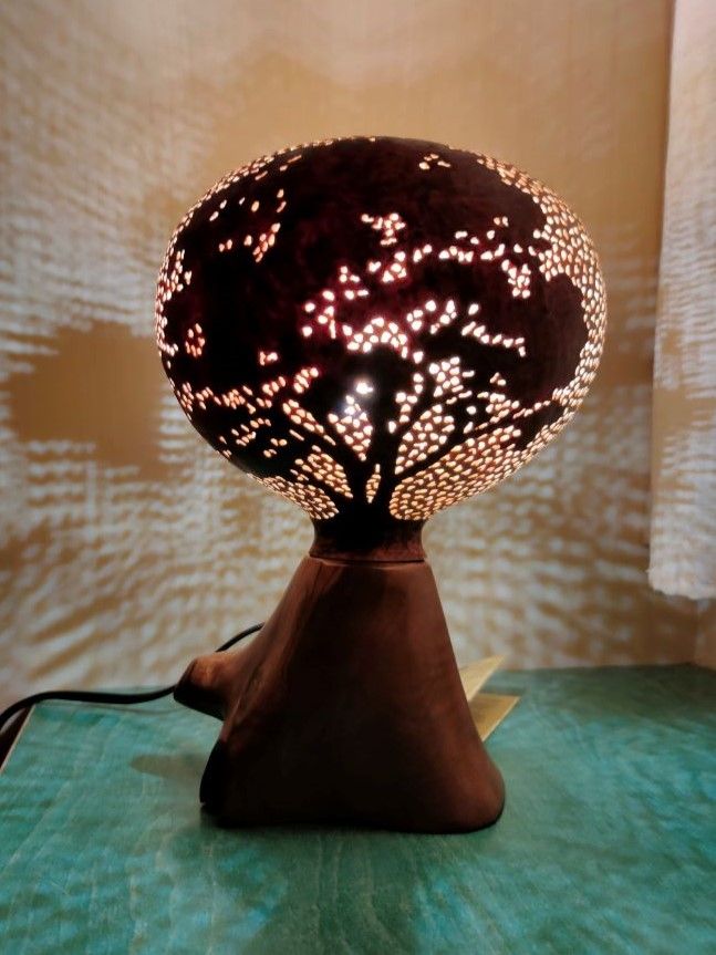 lampara artesanal de arbol tallado