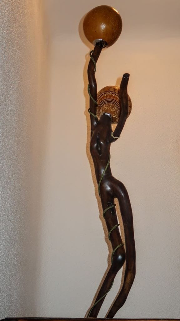 lampara bailarin africano tallada en calabaza