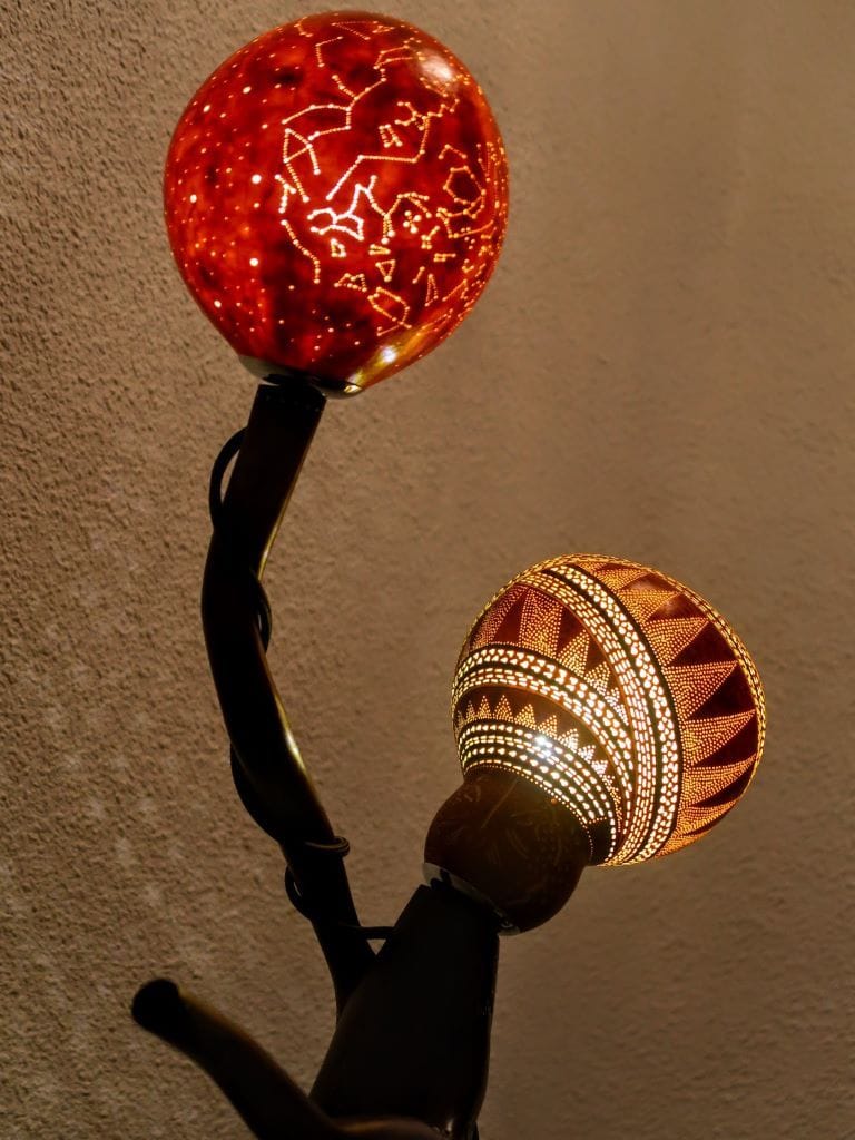 lampara bailarin africano tallada en calabaza